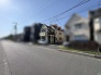街並みに優しく溶け込みながらも、独自のデザインが暮らしに彩りを添える穏やかな住環境です。