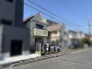 青空に映える柔らかな色合いの外壁が、街並みに穏やかな調和を生み出しています。