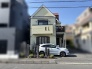 街並みに優しく溶け込む、端正なフォルムが印象的な愛着のわく住まいです。