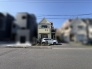 青い空に穏やかな佇まいが映える、街並みと調和した心地よい住環境です。