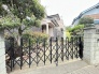 緑豊かな植栽と落ち着いた佇まいが日常に心地よい潤いをもたらすアプローチ