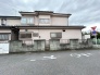 落ち着いた佇まいが周辺の街並みに溶け込む、穏やかな日常を予感させる佇まい。