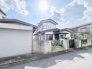 静かな住宅街に佇む、どこか懐かしさを感じさせる趣のある外観が日々の暮らしを穏やかに包み込みます。