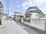 空が広がる穏やかな住宅街に佇み、日々の暮らしに心地よいゆとりと落ち着きを感じさせる住まい。