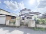 空の青と調和する穏やかな佇まいが、日々の暮らしに心地よい落ち着きをもたらしてくれそうな一邸です。
