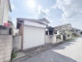 穏やかな空が広がる静かな住宅街に佇み、日々の暮らしに安らぎを感じさせてくれる落ち着いた住環境です。