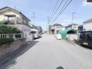 閑静な住宅街に位置し、日々の暮らしに穏やかな落ち着きをもたらす心地よい環境が広がっています。