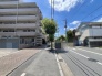 街路樹が心地よい木陰を作り出し、穏やかな時間が流れる落ち着いた住環境です。