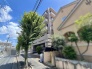 街路樹の緑が心地よい季節の風を運び、穏やかな日常が流れる住環境です。