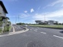 空が大きく広がり、開放感のある見晴らしが日常に穏やかなゆとりをもたらします。