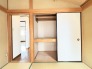 伝統的な素材の質感が心地よい、心安らぐ和の趣を感じさせる空間。