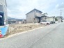 穏やかな空気が流れる落ち着いた住環境に広がる開放的な敷地です