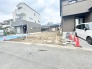 周辺環境と調和しながら新しい暮らしの構想が広がる落ち着いた更地