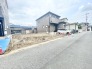 落ち着いた住宅街に佇む、これからの新しい暮らしの構想が広がる開放的な更地です。