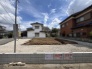 静かな住宅街に位置する、これからの暮らしを自由に描き出せるまっさらな土地の佇まい。