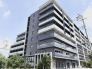 洗練されたフォルムと落ち着いた色調が、街並みに確かな存在感と風格をもたらします。