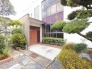 緑豊かな庭木に囲まれたアプローチが訪れる人を穏やかに迎え入れる趣ある佇まい