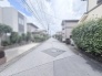 周囲の植栽が穏やかな彩りを添える、静けさと心地よい開放感に包まれた暮らしの舞台。