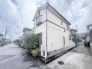 穏やかな街並みに馴染む落ち着いた佇まいで、日々の暮らしに心地よい安らぎをもたらしてくれる住まいです。