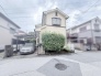 閑静な住宅街に佇む、日々の暮らしに安らぎと落ち着きをもたらす住まい。