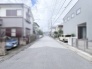 穏やかな日常の気配が漂う、落ち着きのある住宅街の佇まいが心地よい暮らしを予感させます。