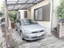 住まいに寄り添うように設けられた、落ち着きと実用性を兼ね備えた駐車スペースです。