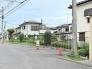 穏やかな時間が流れる住宅街の一角にあり、日常の利便性と静かな環境が調和する落ち着いた佇まいです。