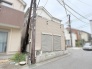 周囲の街並みに溶け込む、落ち着いた色合いの佇まいが穏やかな日常を予感させます。