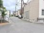 穏やかな空気が流れる住宅街に位置し、日々の暮らしに心地よい安らぎを感じられる住環境です。