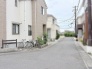 穏やかな時間が流れる住宅街の一角にあり、日々の暮らしに寄り添う落ち着いた佇まいが魅力です。