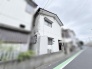 穏やかな時間が流れる落ち着いた街並みに佇み、日々の暮らしに寄り添う親しみやすい外観の住まいです。