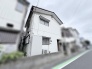 街並みに静かに馴染み、日々の暮らしを穏やかに受け止めてくれる落ち着いた佇まいです。