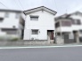 落ち着いた住宅街に佇む、日々の暮らしに寄り添う親しみやすい外観です。