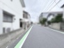 穏やかな日常が流れる、落ち着いた雰囲気の住宅街に面したゆとりある道路環境です。