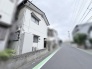 穏やかな街並みに溶け込み、日常に静かな落ち着きをもたらす住まいの佇まい。