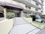 手入れの行き届いた植栽と落ち着いた色調が、住まう方を穏やかに出迎えるエントランスアプローチ。
