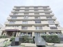 街並みに静かに溶け込む、日々の暮らしを穏やかに包み込むような佇まいが印象的な外観です。