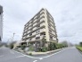 落ち着いた街並みに溶け込む、端正で安定感のある佇まいが暮らしの安心感を高めてくれます。