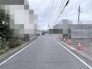落ち着いた街並みに溶け込み、日々の暮らしに穏やかな静寂をもたらす住環境が広がっています。