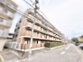 街並みに穏やかに溶け込み、日々の暮らしを優しく包み込む落ち着いた佇まいの外観です。