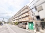 落ち着いた佇まいが周囲の街並みに溶け込み、日々の暮らしに安らぎを感じさせる重厚な外観です。