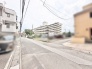 落ち着いた住宅地の一角に佇み、日々の暮らしに静かな安らぎをもたらす心地よい環境が整っています。