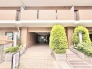 重厚感のあるタイル貼りの外観が、訪れる人を穏やかに迎え入れる落ち着いた佇まいです。