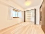 木目調の建具がアクセントとなり、心穏やかに過ごせるナチュラルで統一感のある空間が広がっています。