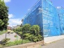 北西側は県営団地敷地、南西側は通路となっていて開放感のある新築戸建です。