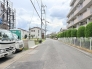 広めで通行量の少ない前面道路で駐車もしやすいです。
