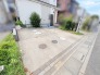 すっきりと整えられた外構が心地よい、毎日のスムーズな出入りを支える使い勝手の良いスペース。