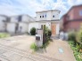 青空に映えるすっきりとした外観が心地よい穏やかな佇まいの住まい