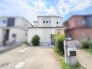 青空の下に佇む洗練された佇まいが、穏やかで心地よい日常を予感させる佇まいです。