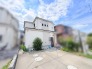 青空に映えるすっきりとした外観が心地よい開放的な住まいです。